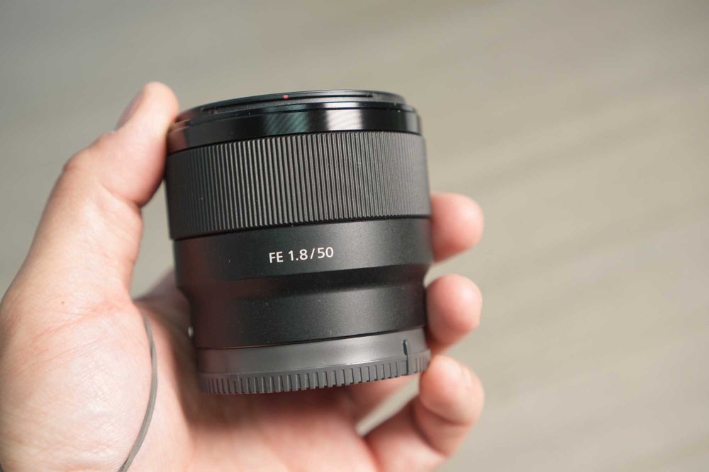 Объектив Sony E 50mm f/1.8 OSS