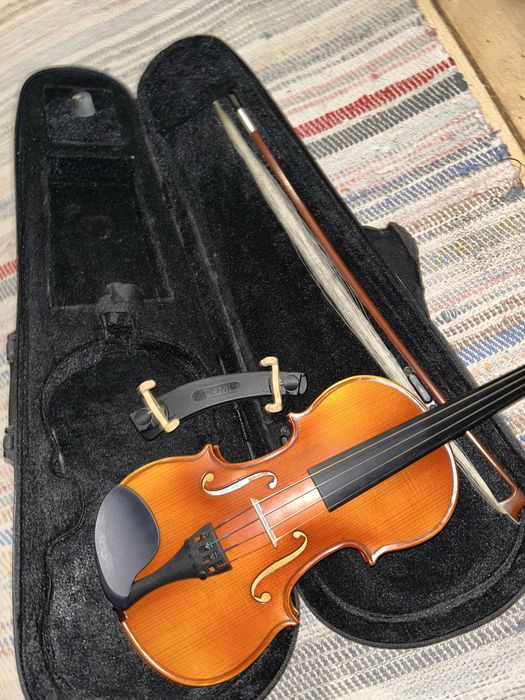 Vioară 1/2 ca nouă + arcuș + suport piept + cutie