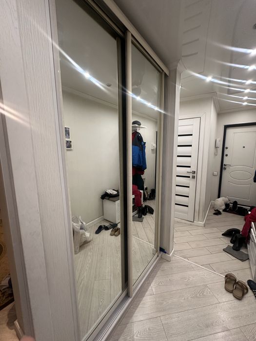 Шкаф купе с зеркальными дверцами