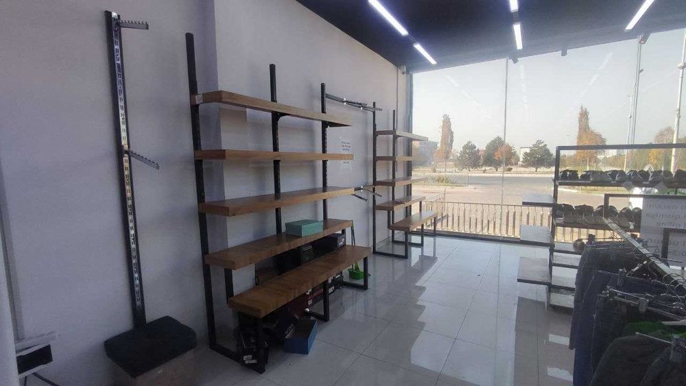 kiyim do'koni uchun stelajlar va vishikalar