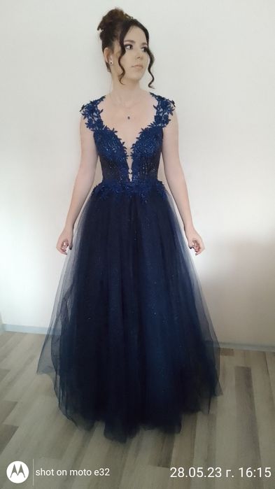 Бална рокля ,в тъмносиньо.