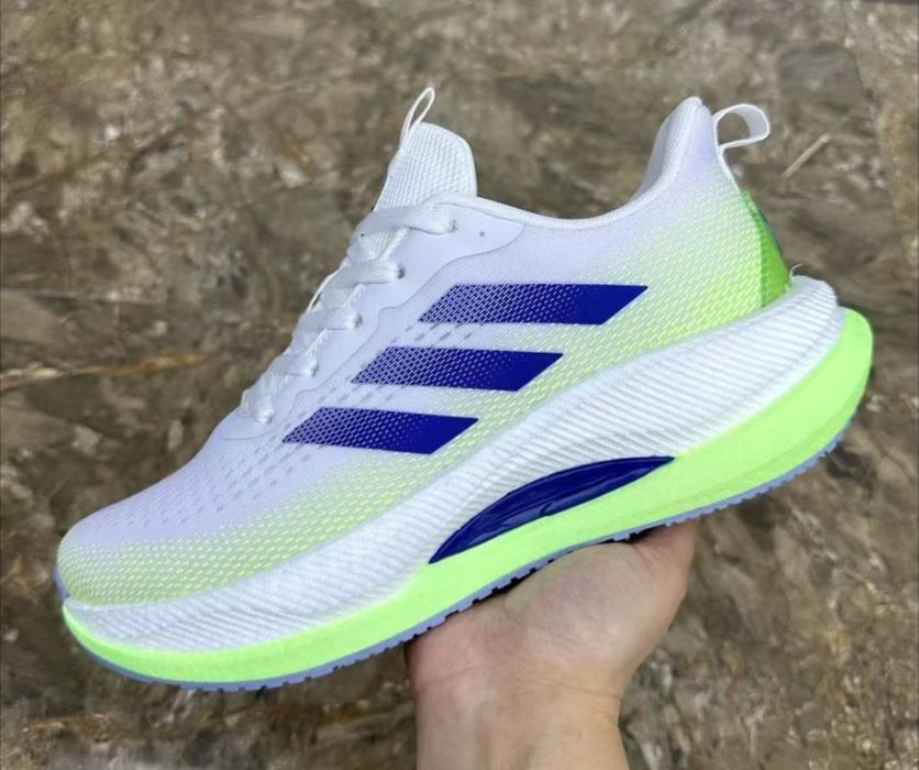 Продам кроссовки Адидас.