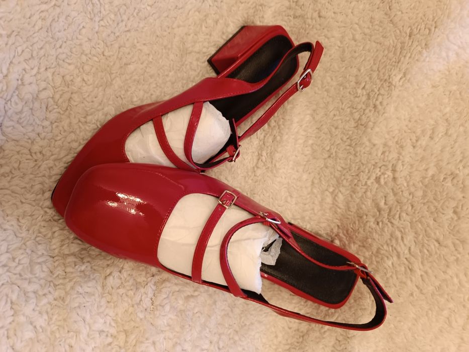 Женские босоножки