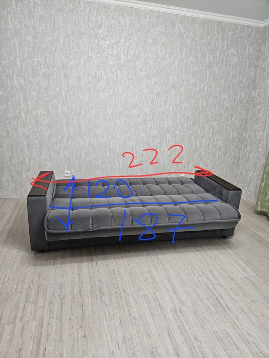 Диван велюровый.