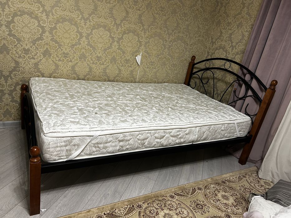Продается кровать полторашка с матрасом