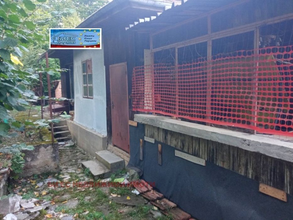 Къща в с. Ямна с голям двор