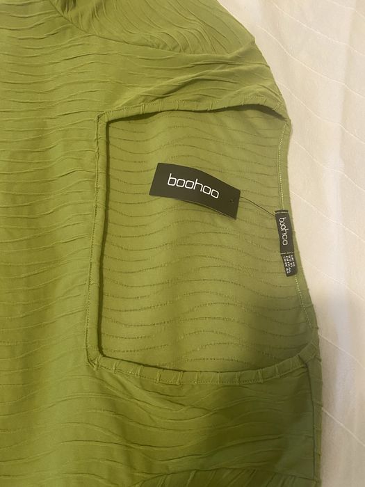 Елегантна, еластична,стягаща нова рокля Boohoo с подарък нови обеци.