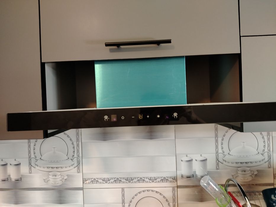 Вытяжка марки Зиффлер сенсорный.