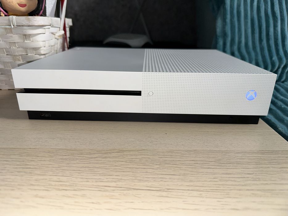 Продам XBOX ONE S 1Tr 2 геймпада