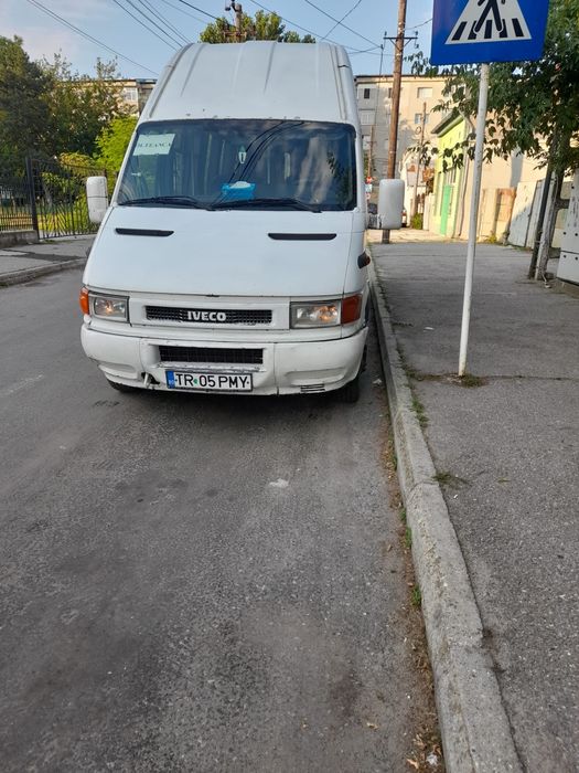 Microbuz Iveco Daily - persoane - 28 locuri (11 in picioare)