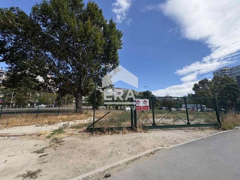 Парцел зад „Майчин дом“ под наем, подходящ за паркинг, район Левски, В