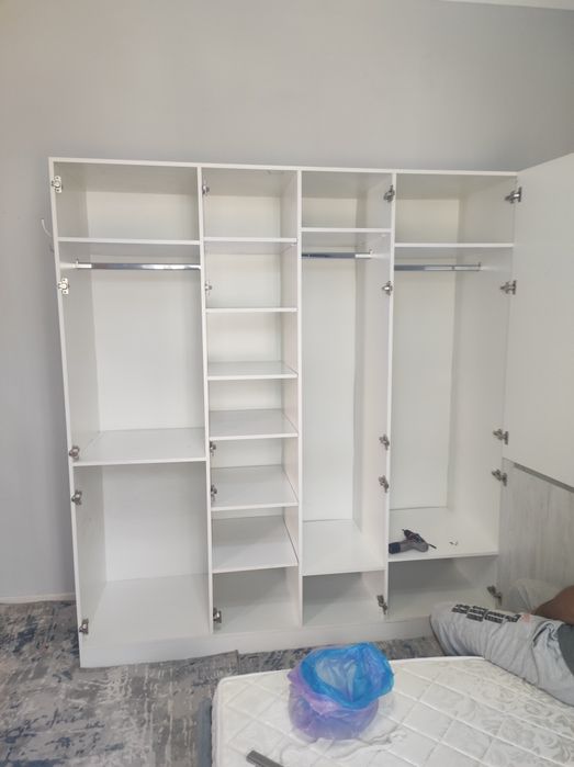 Mebil ustasi mebil yig'ish