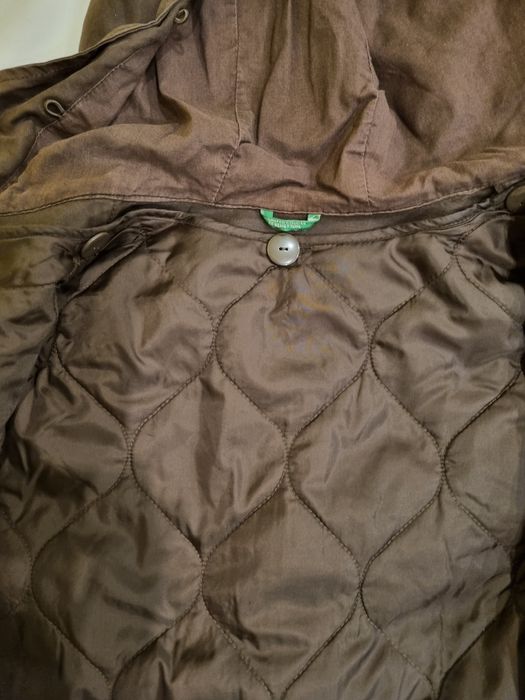 Продавам ватиран шлифер с качулка на фирмата Бенетон