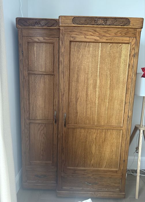 Старинный деревянный шкаф