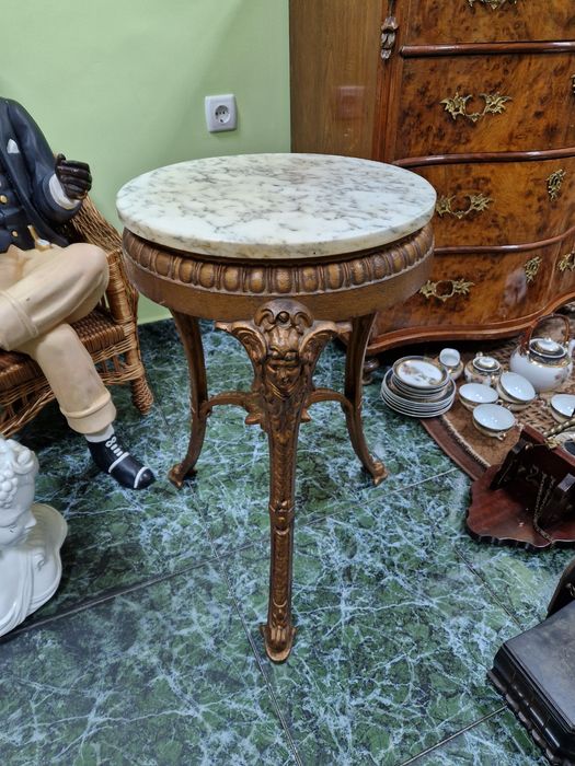 Уникална антикварна метална градинска масичка с мраморен плот