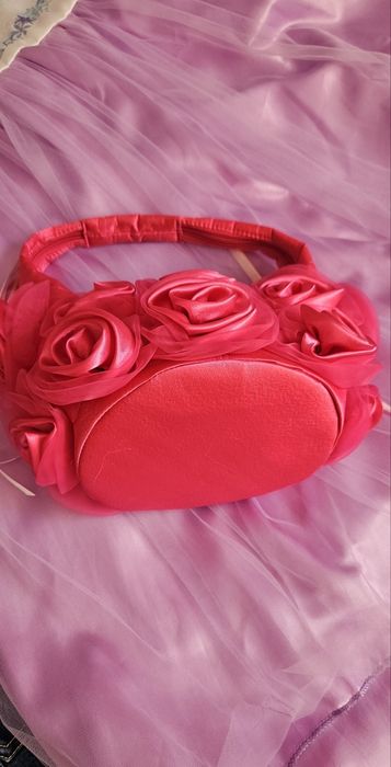 Малка кокетна чанта с 3D рози за дете - идеална за повод