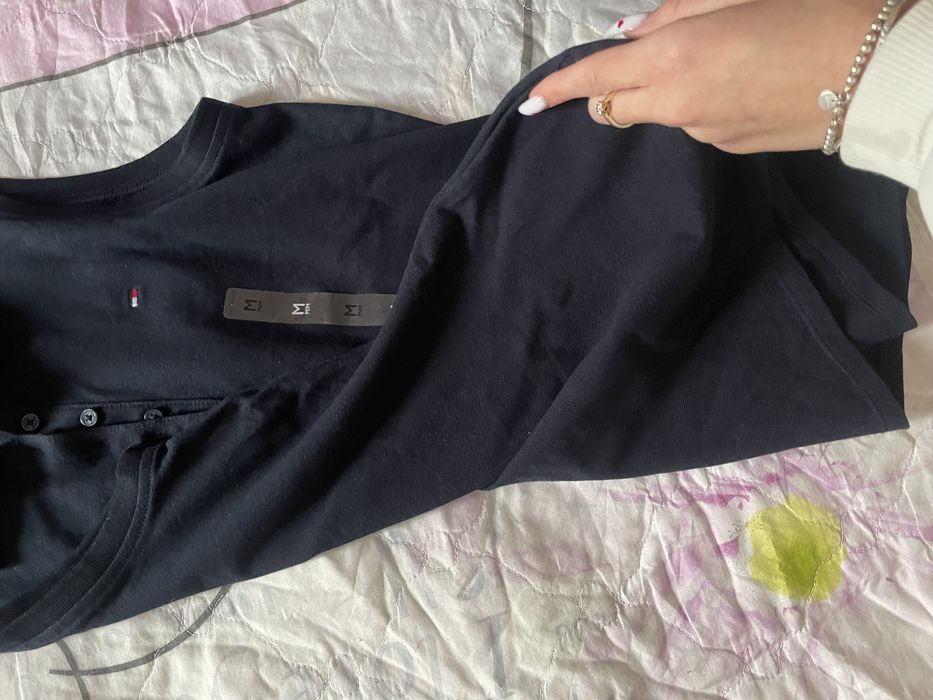 Поло от Tommy Hilfiger.