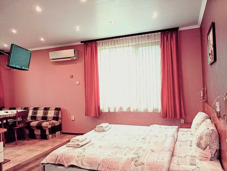 Целогодишни нощувки във Варна. Свободно паркиране! Стаи и студия със собствен санитарен възел.