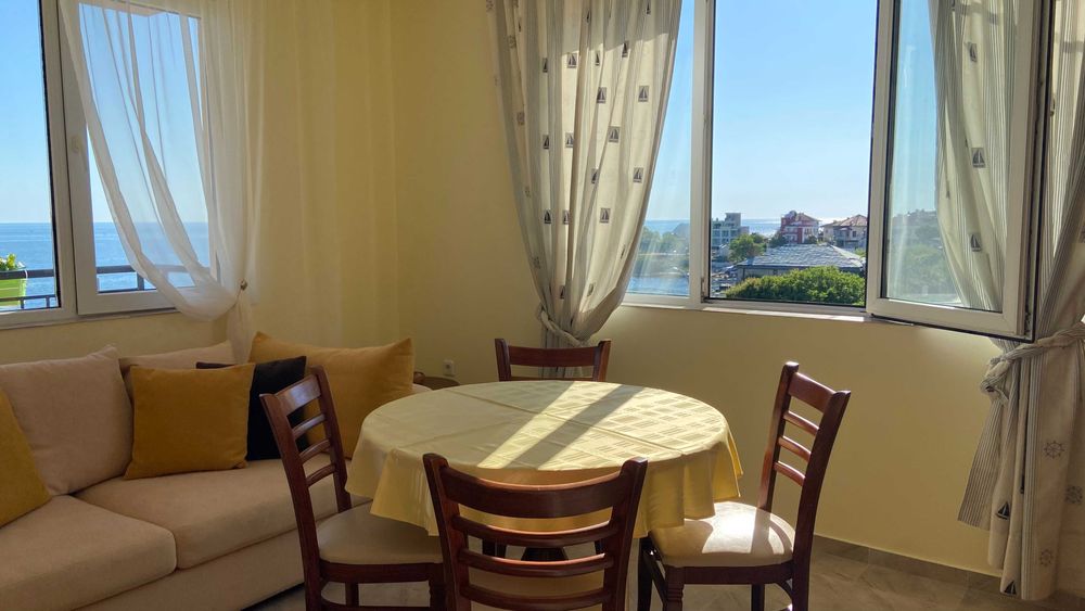 Тристаен апартамент с фронтална гледка към морето в Царево