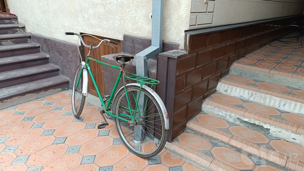 Retro velosiped 1990-yilgi – mustahkam va ishlaydigan holatda.