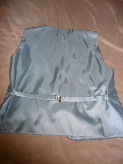 costum barbatesc elegant cu vesta. marca Marco Benetti