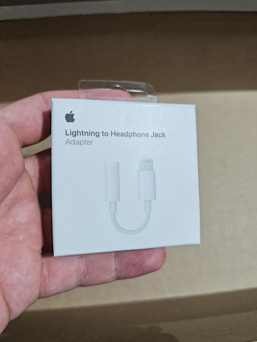 Lightning to headphone jack adapter