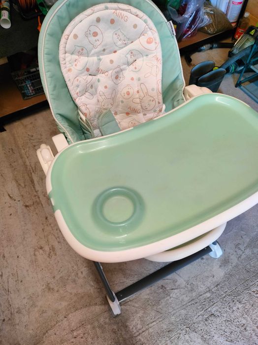 Scaun bebe, reglabil pe înălțime.