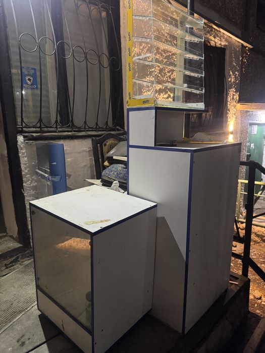 Отдам даром    Ветрина + стол касса