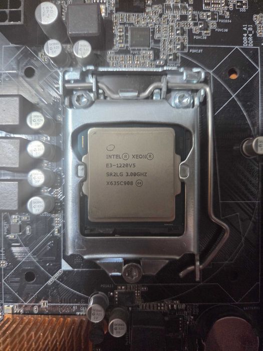 Asrock H110M-DGS + Xeon 1220v5 + 2x8gb + Jonsbo CR1200E