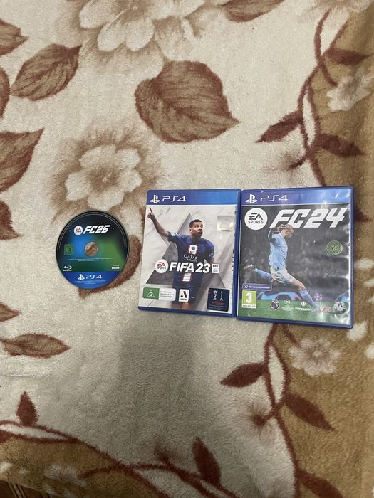 Vand jocuri de ps4 si un carut pentru copii