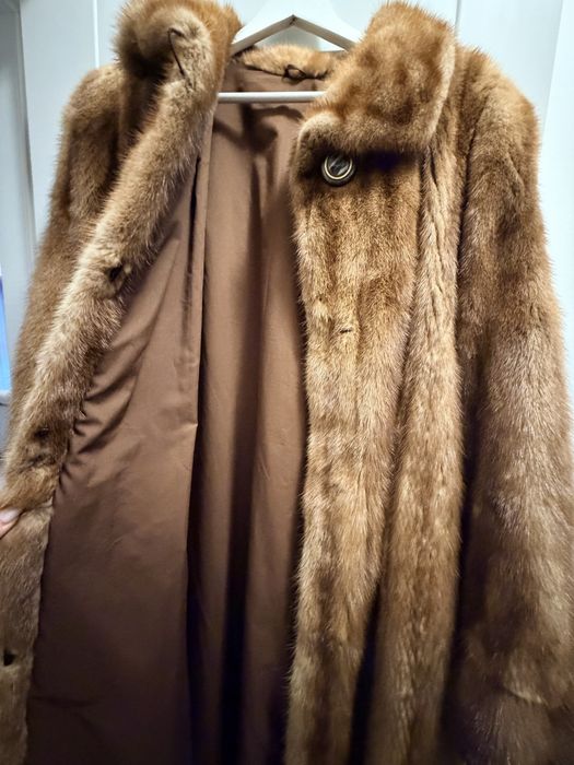 Blană naturală de nurcă – lungă, elegantă, cu guler amplu