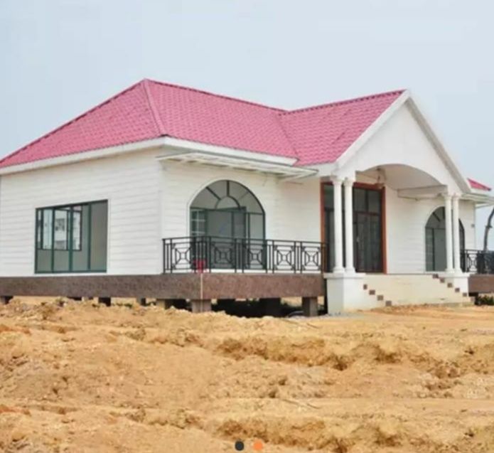 Vând casa pe structură metalică și învelite cu panouri sandwich