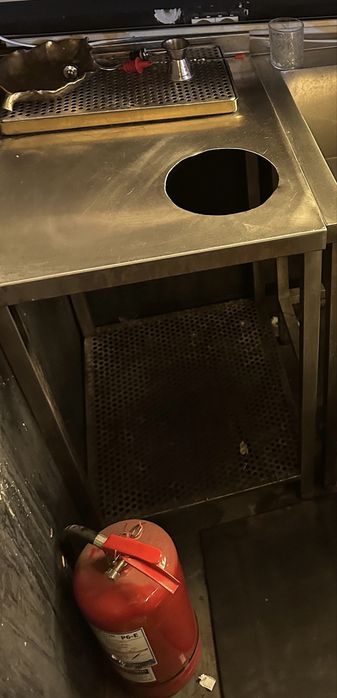 Mobilier inox:dulap uși glisante,etajeră,suport coș gunoi,suport oale.