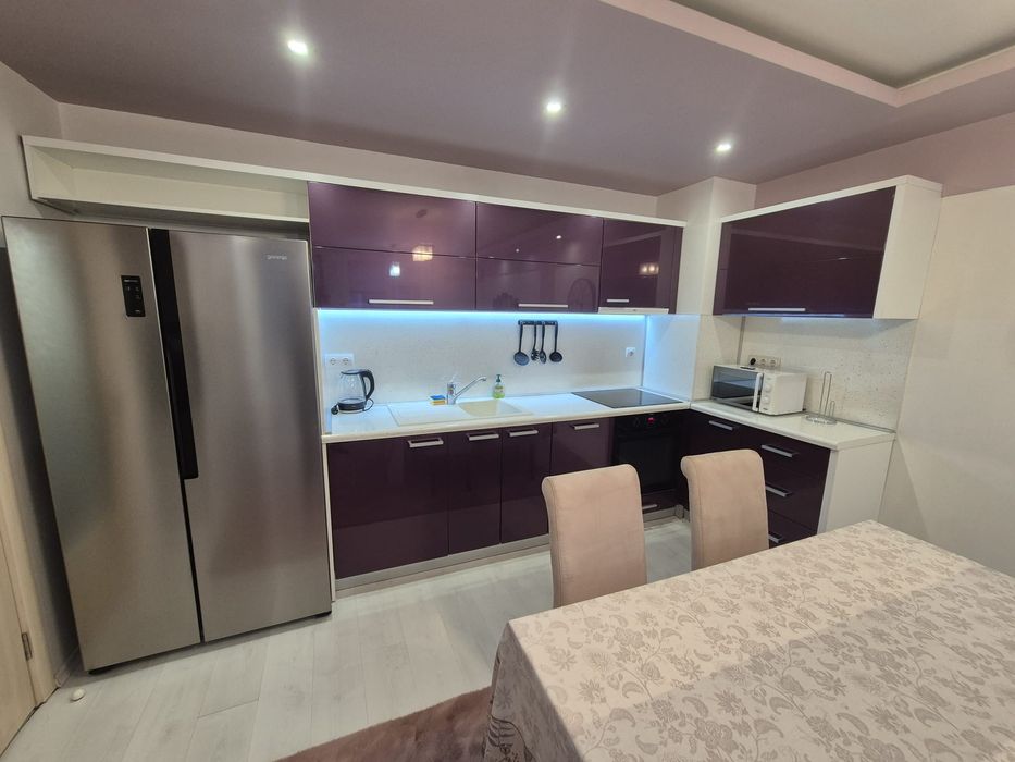 Дава се под наем Тристаен апартамент в Варна, Конфуто - 85 кв.м за 847.62 € - Снимка #2