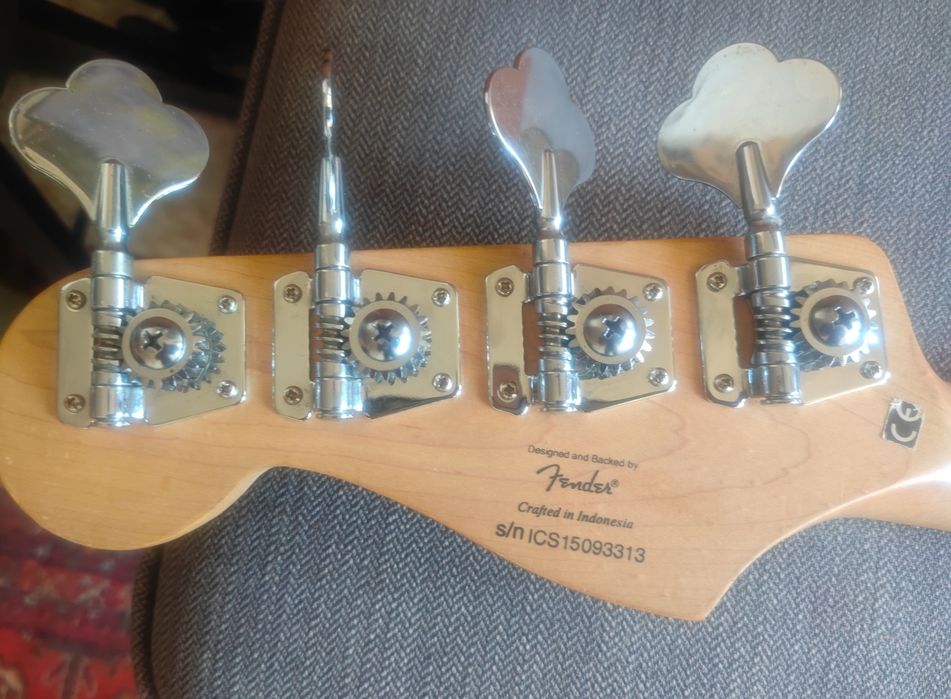 Продавам Скуайър Фендър джаз бас спешъл,къса скала.