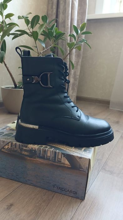 Продам зимние ботинки женские
