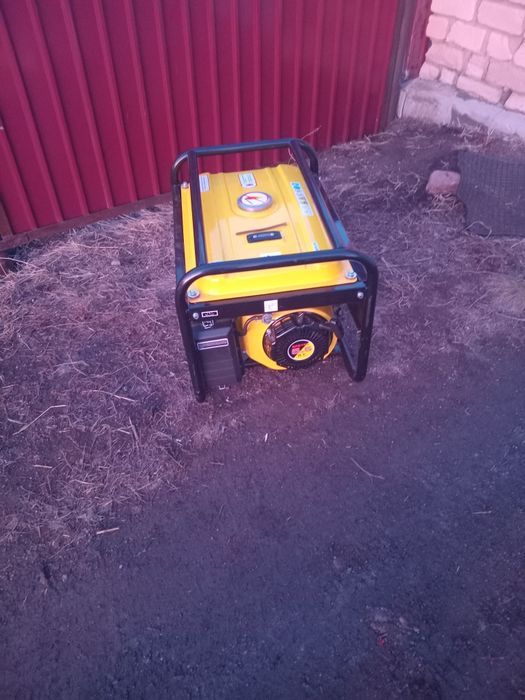 Бензиновый генератор 2500