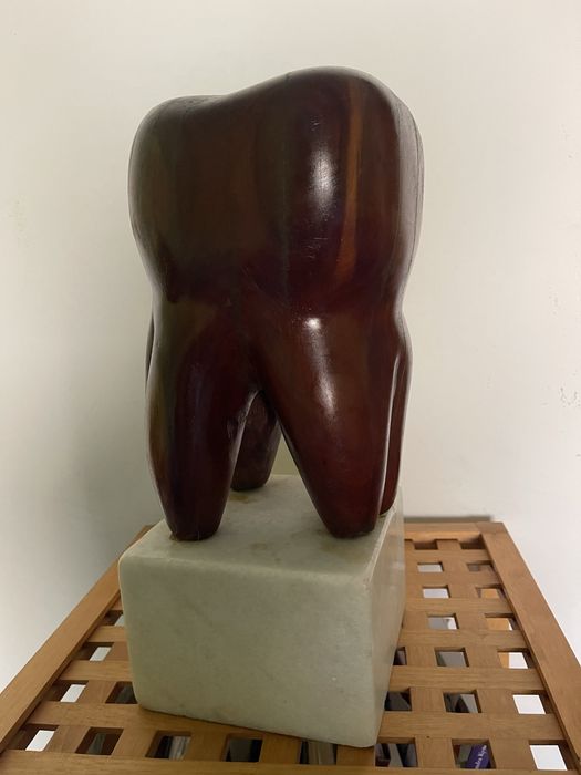 Molar, sculptura lemn soclu marmura
