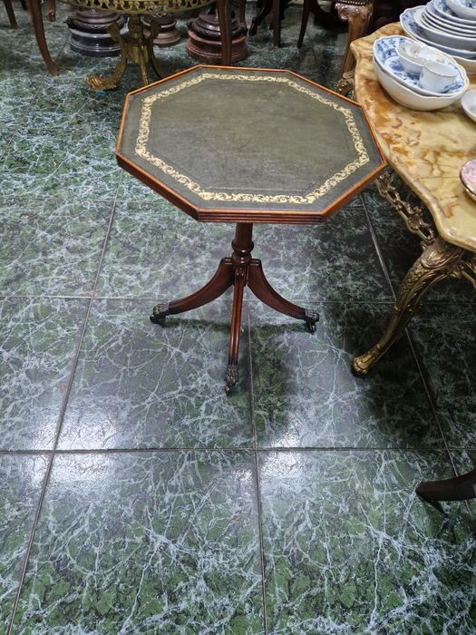 Уникална антикварна английска дървена масичка