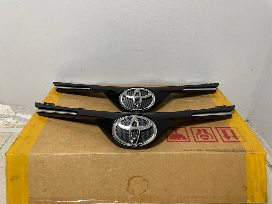 Решетка радиатора Toyota Rav4 16/19
