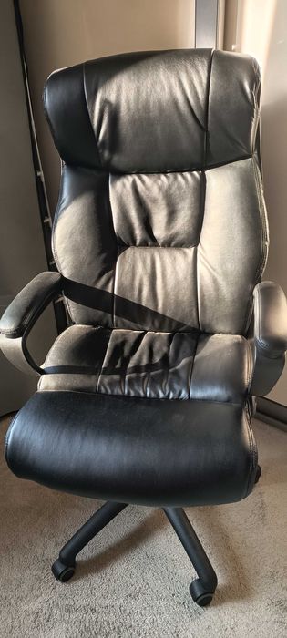 Продавам офис стол