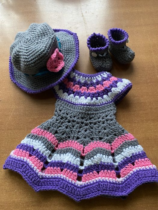 Вязанная одежда для куклы.