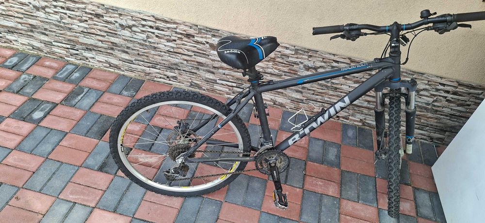 Vând bicicletă cu roți pe 26