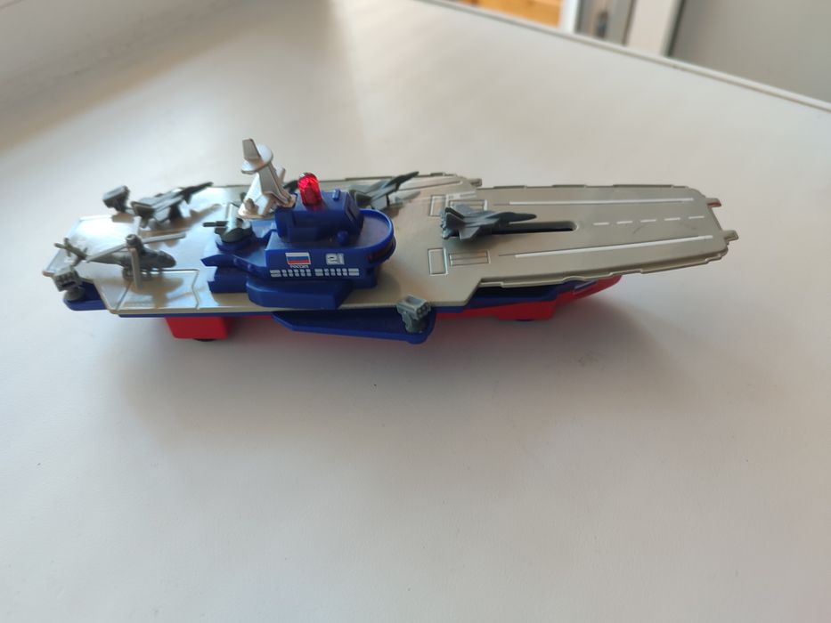 Корабль эсминец с техникой