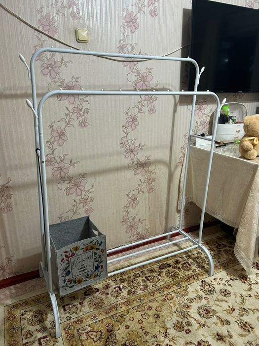 Продам напольную вешалку для одежды