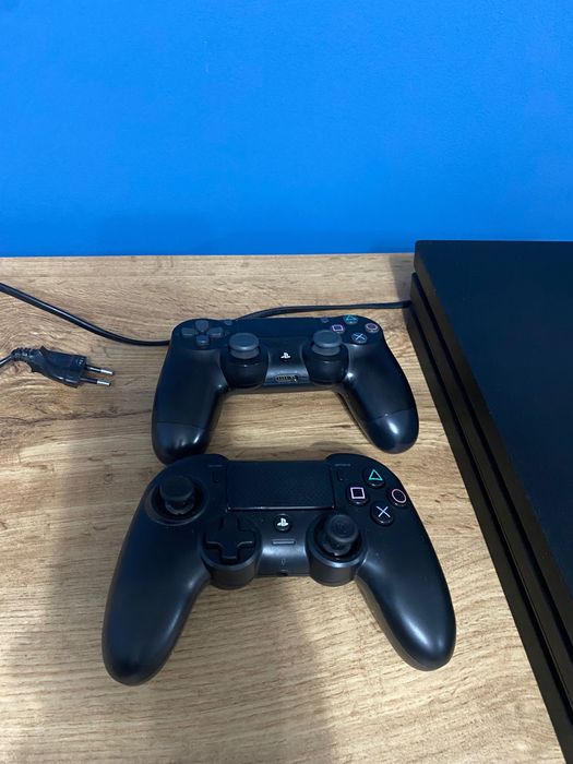 PS4 Pro 1TB + 2 контролера + 10 игри – готов за игра