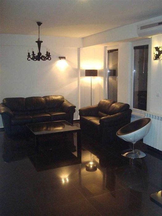 Дава се под наем Двустаен апартамент в Бургас, Център - 48 кв.м за 219.3 € - Снимка #2