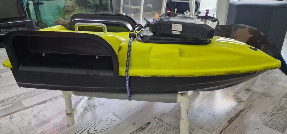 Barca Navomodel plantat pescuit cu 2 cuve si FlySky