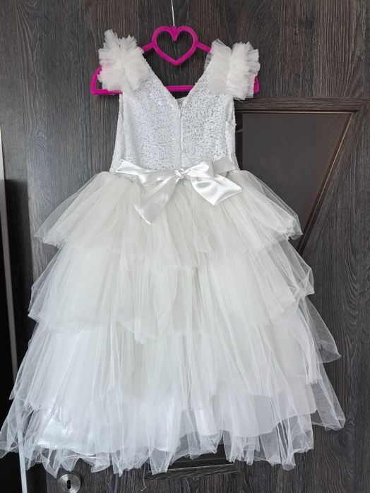 Детска официална рокля в бяло от пайети и тюл на пластове