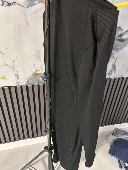 Vand set pantaloni jogger si rochita mulata la pantaloni marimea e 12/14 ani si la rochita xs in stars buna